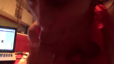 Eskola neska bere anaiaren zakila zurrupatzen du inor etxean ez dagoen bitartean